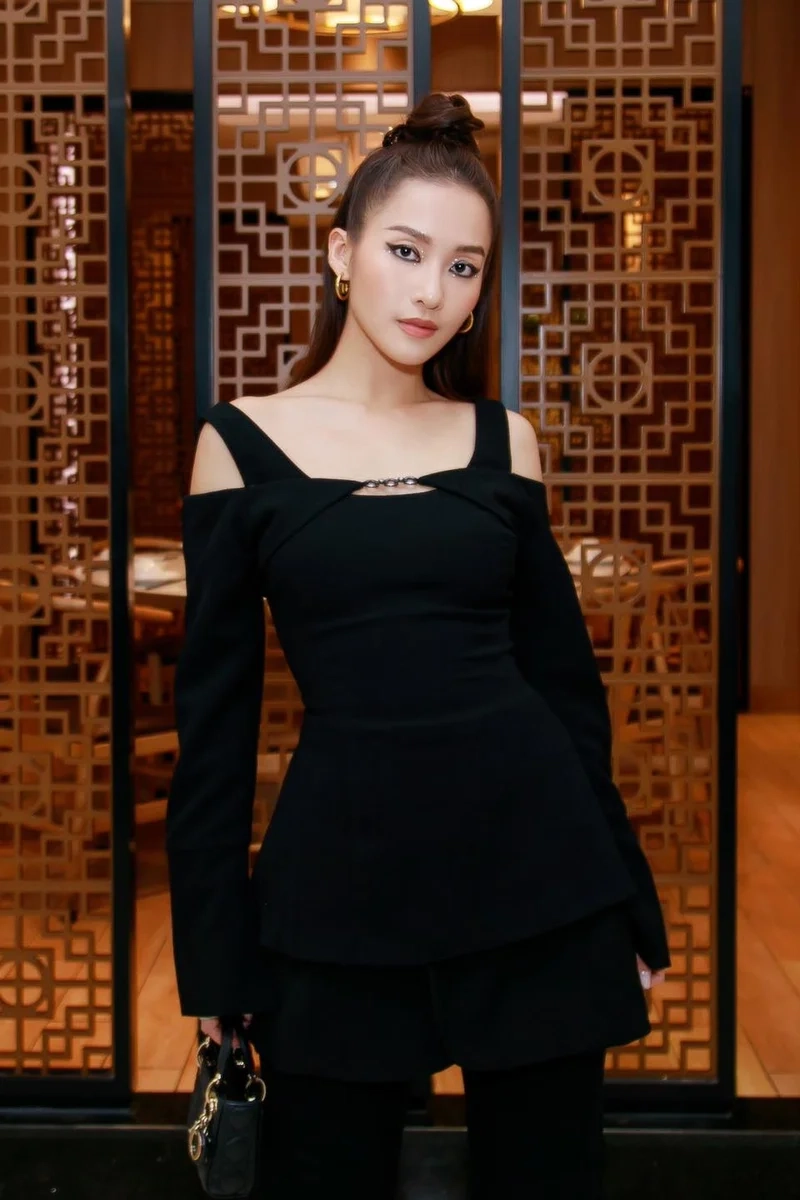 Sở hữu thân hình cân đối nhưng chiều cao của Khả Ngân vẫn luôn khiến fan tò mò