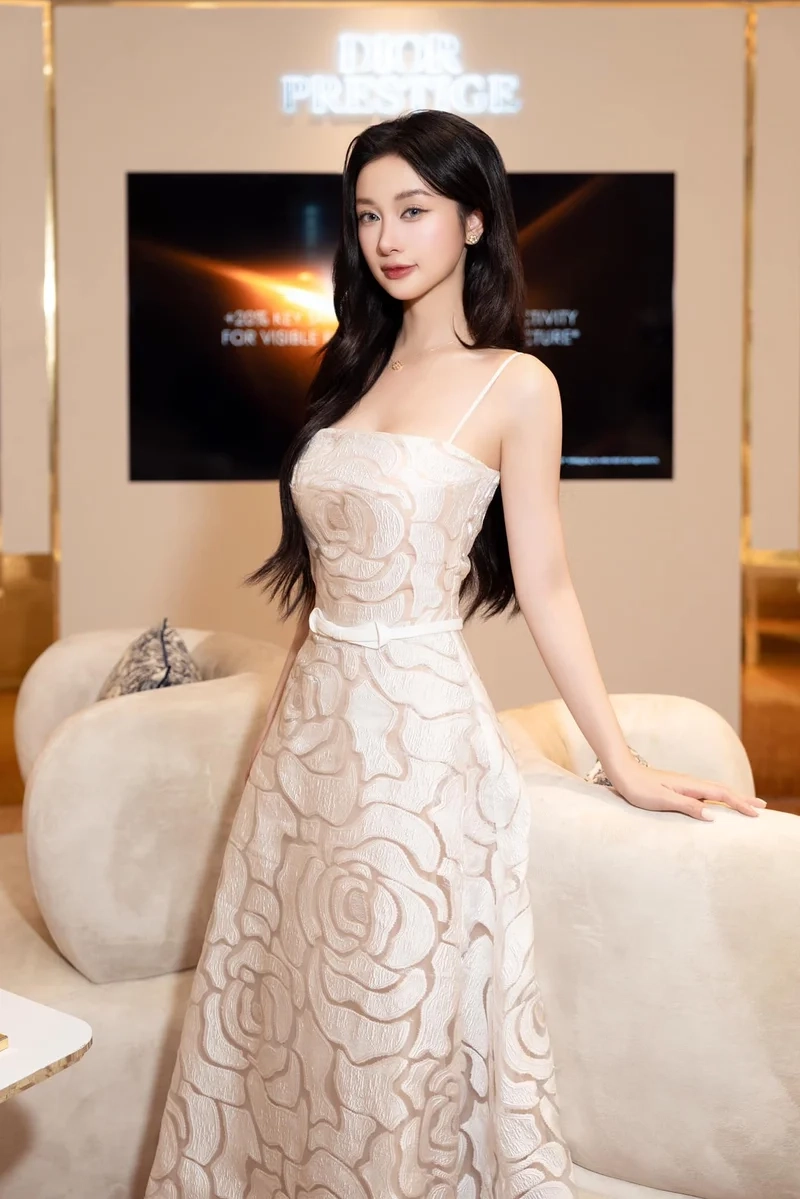 Jun Vũ tên thật là Vũ Phương Anh, nữ diễn viên tài năng của điện ảnh Việt