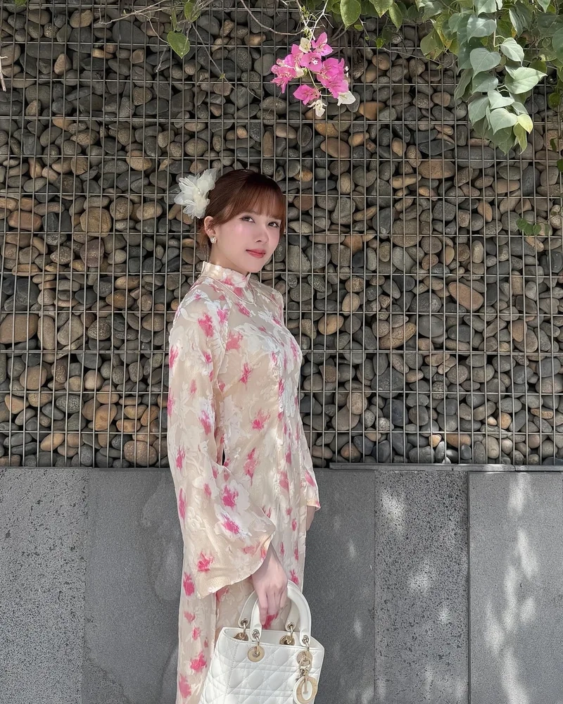 Không thể rời mắt trước thần thái và vóc dáng cuốn hút của thiều bảo trâm cao