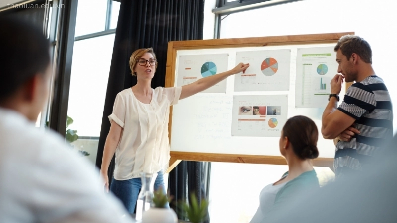 Insight được hiểu là sự thấu hiểu sâu sắc hoặc cái nhìn sâu rộng về một vấn đề hoặc tình huống cụ thể