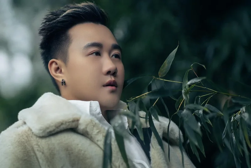 Cô đơn trên sofa trung quân idol là một bản ballad sâu lắng