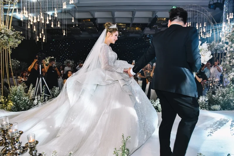 Váy cưới xoài non thuê hay mua? Cùng tìm hiểu lựa chọn của cô