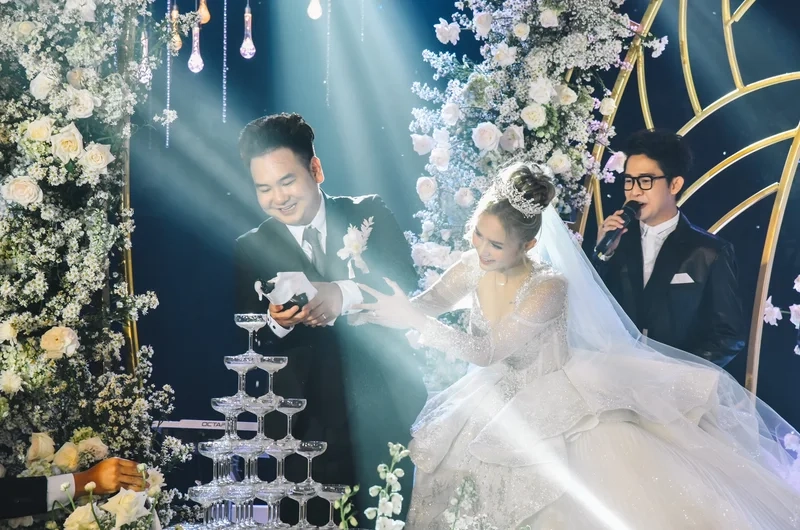 Váy xoài non 28 tỷ là một trong những bộ váy cưới đắt giá nhất