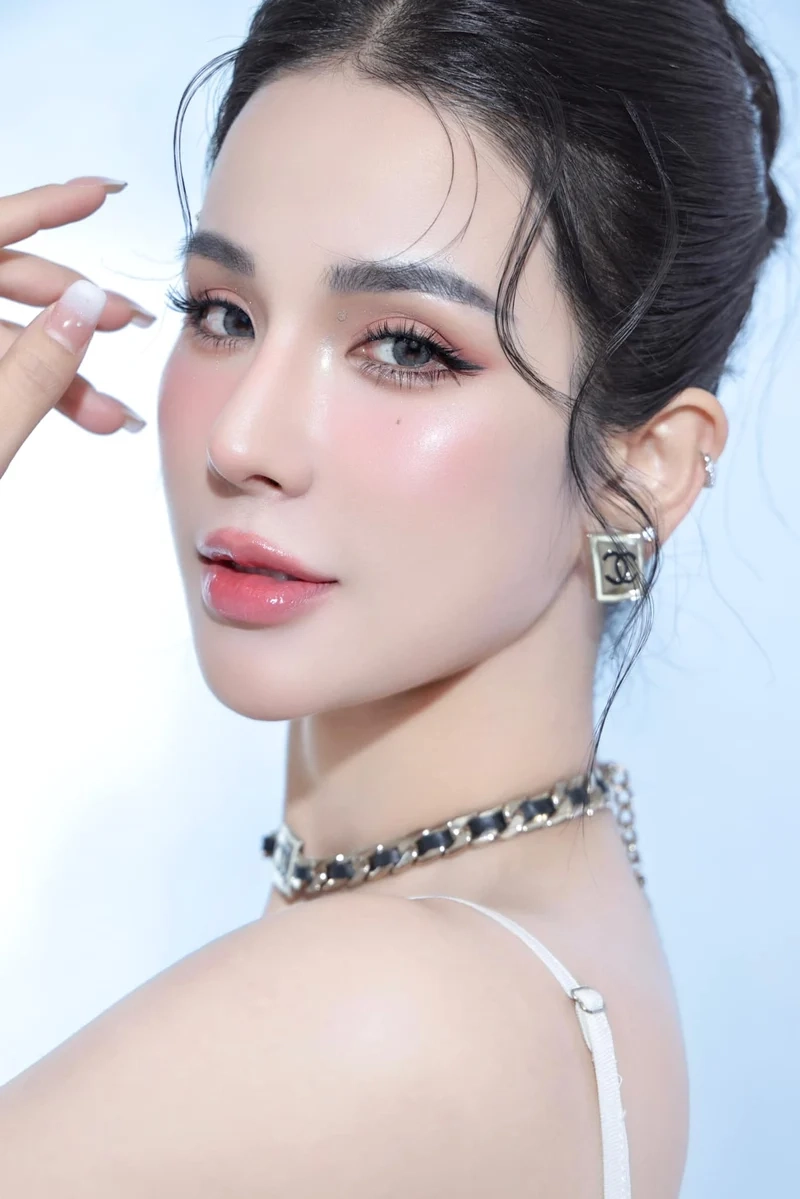 Fan phát sốt với Diệp Lâm Anh body nóng bỏng