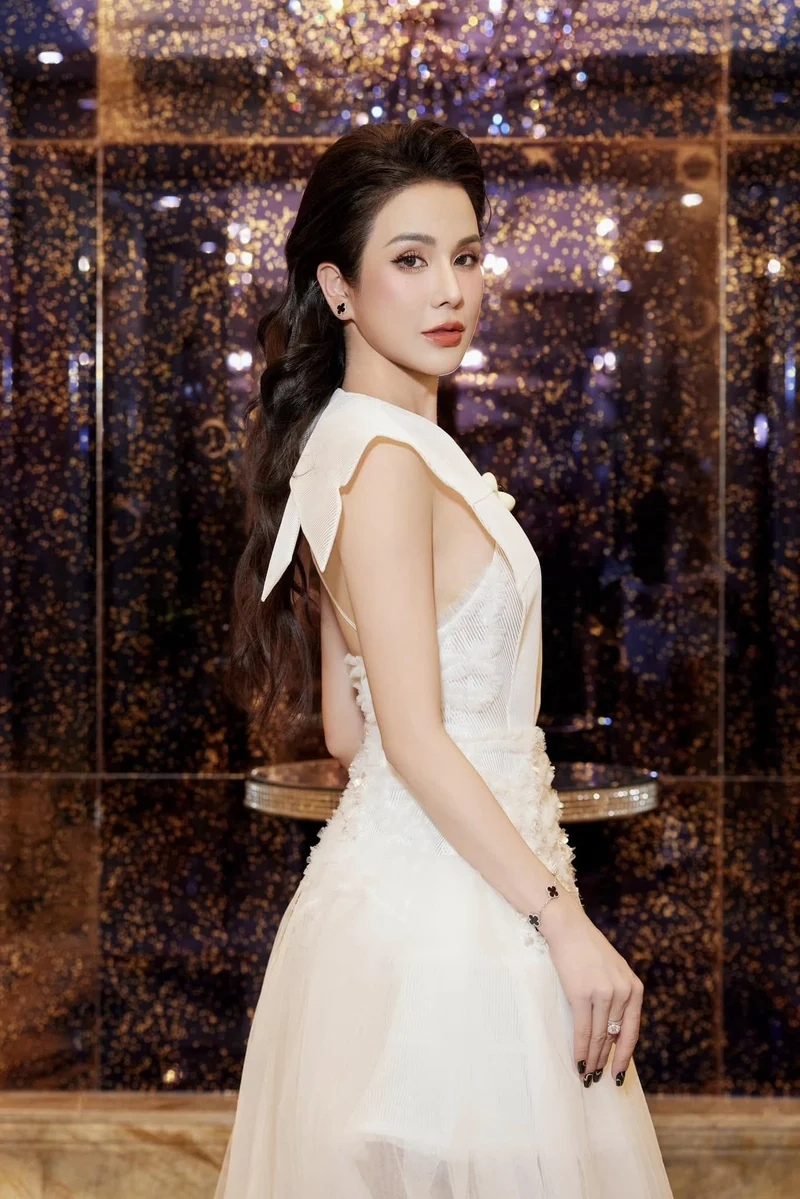 Cùng khám phá Diệp Lâm Anh Instagram, phong cách cực chất