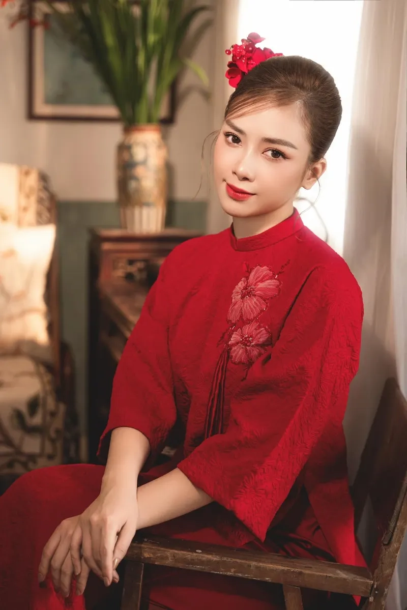 Dương Hoàng Yến tay trái chỉ trăng, hit đình đám của cô nàng