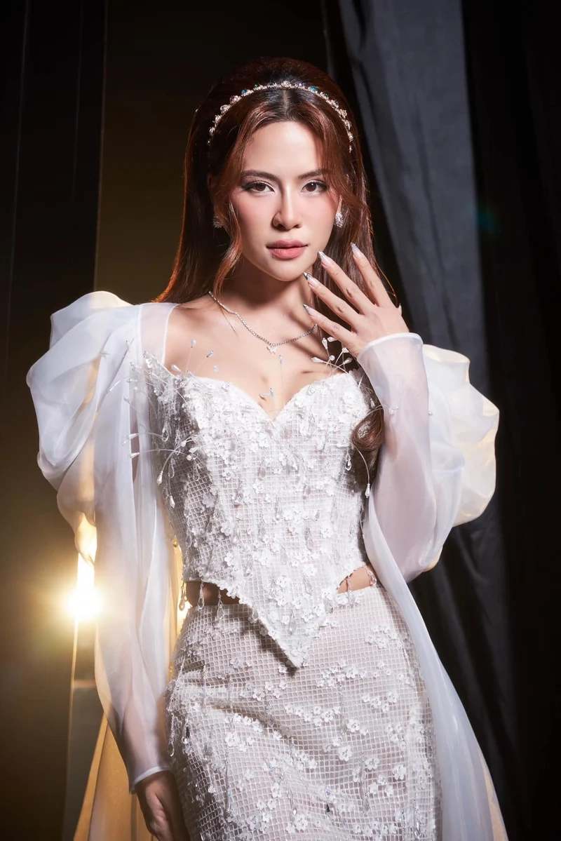 Hát ngay cùng Hà Nhi karaoke, đốt cháy sân khấu