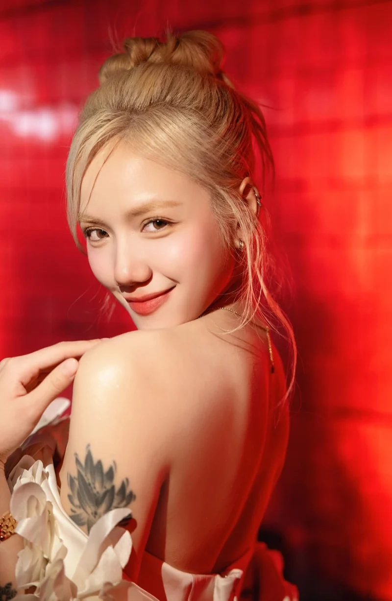 Lắng nghe ngay Phương Ly Anh là ai, bài hát triệu view