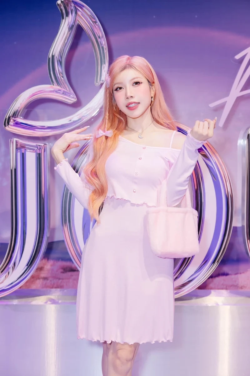 Barbie Trang Pháp lyrics và lời bài hát gây sốt trên mạng xã hội