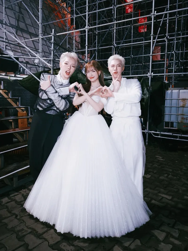 Hòa Minzy Đức Phúc Erik là gì của nhau, tình bạn hiếm có