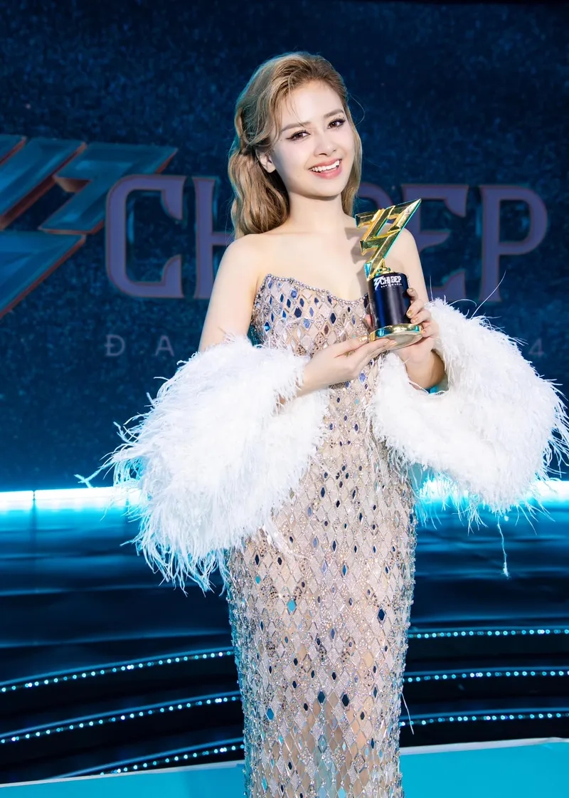 Dương Hoàng Yến chị đẹp tỏa sáng trên sân khấu Việt