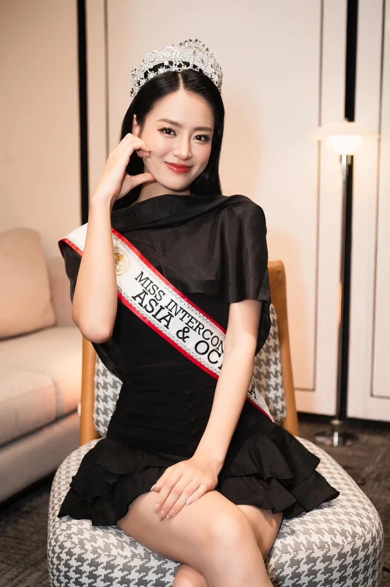 Bùi Khánh Linh đăng quang, khoảnh khắc rực rỡ