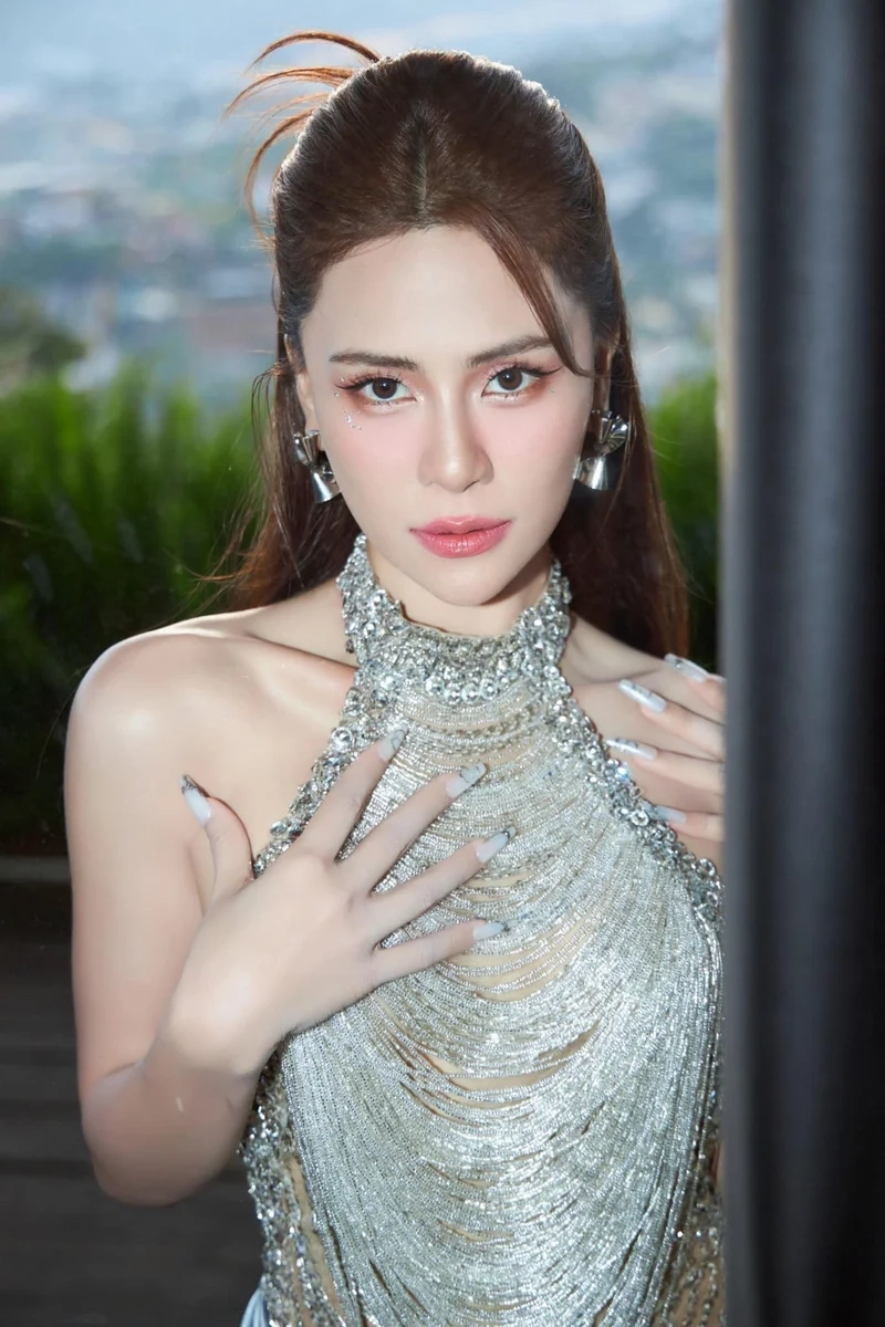 Hà Nhi Sóng 25, màn trình diễn bùng cháy