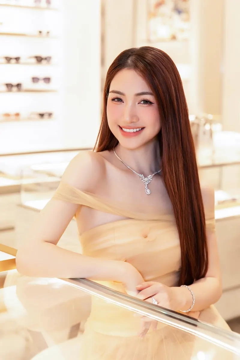 Hòa Minzy cao bao nhiêu mà luôn xuất hiện với thần thái đỉnh cao