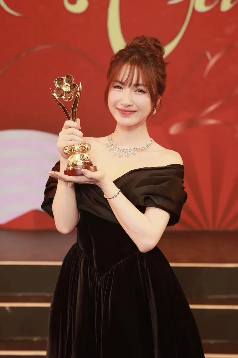 Hé lộ chiều cao Hòa Minzy, con số không ngờ đến