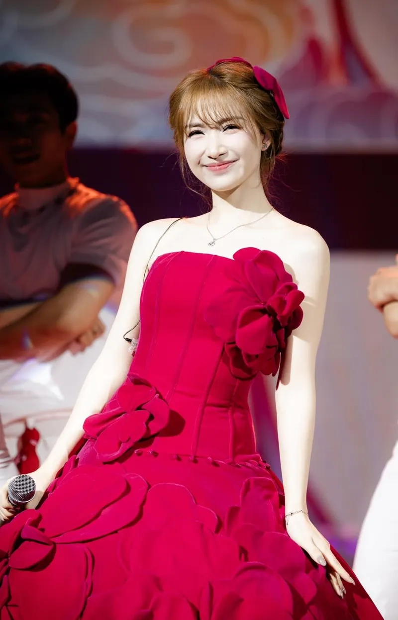 Hòa Minzy sinh năm bao nhiêu, bất ngờ với tuổi thật