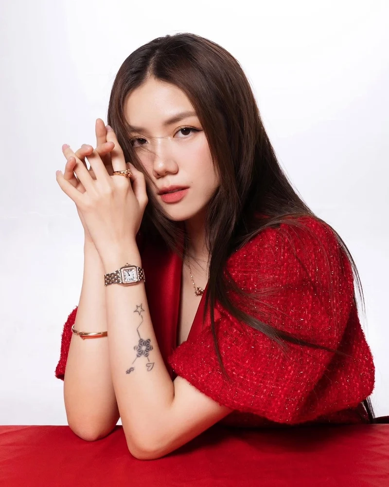 Bật mí chiều cao thật của Phương Ly cao bao nhiêu