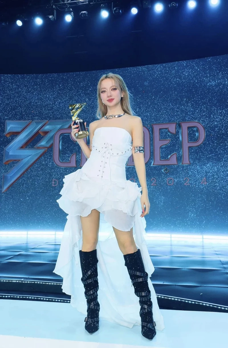 Màn trình diễn bùng nổ của Xuân Nghi Chị đẹp đạp gió